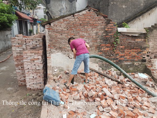 Thông tắc cống tại Thượng Thanh quận Long Biên